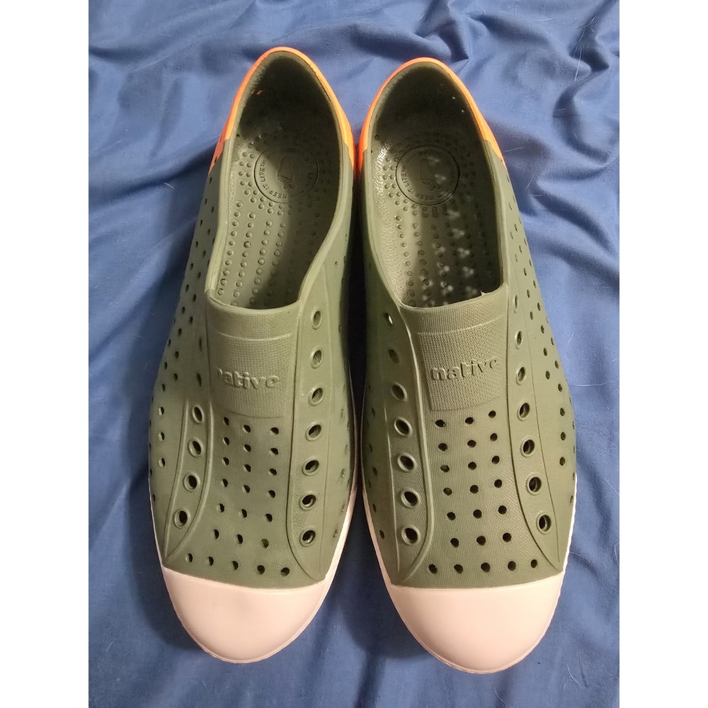 Native Jefferson Block Slip On Sneaker Size J5 Army Green/Orange Peeling On Back